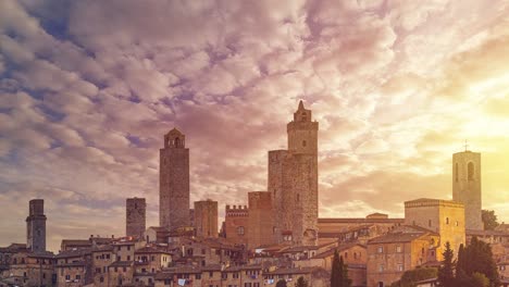 Toskanische-Ruhe:-Sonnenaufgang-Wirft-Ein-Warmes-Licht-Auf-San-Gimignano-–-Beleuchtete-Türme-Und-Alte-Häuser