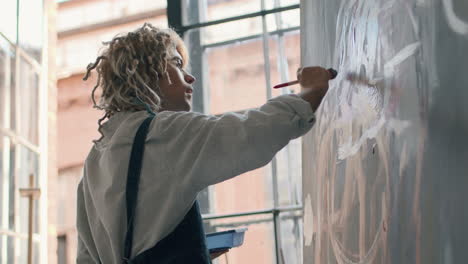 artista pintando en el interior