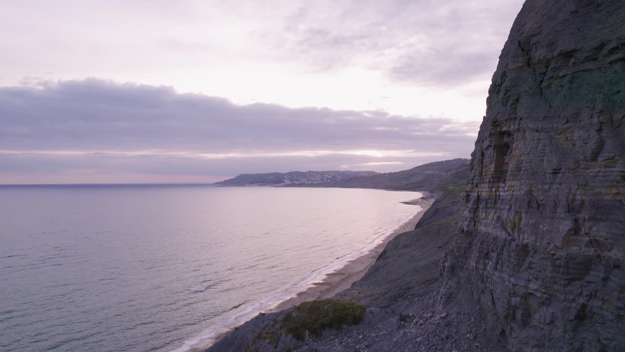 disparo de drones volando alrededor de un acantilado para revelar la playa en la costa jurásica, dorset, reino unido
