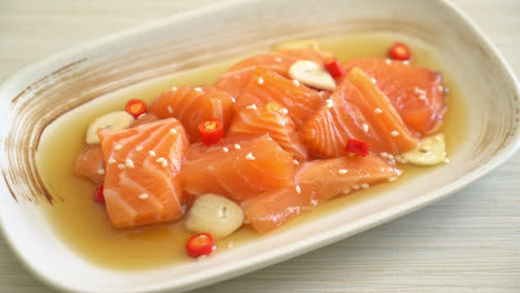 salmón fresco shoyu marinado crudo o salsa de soja en escabeche de salmón - estilo de comida asiática