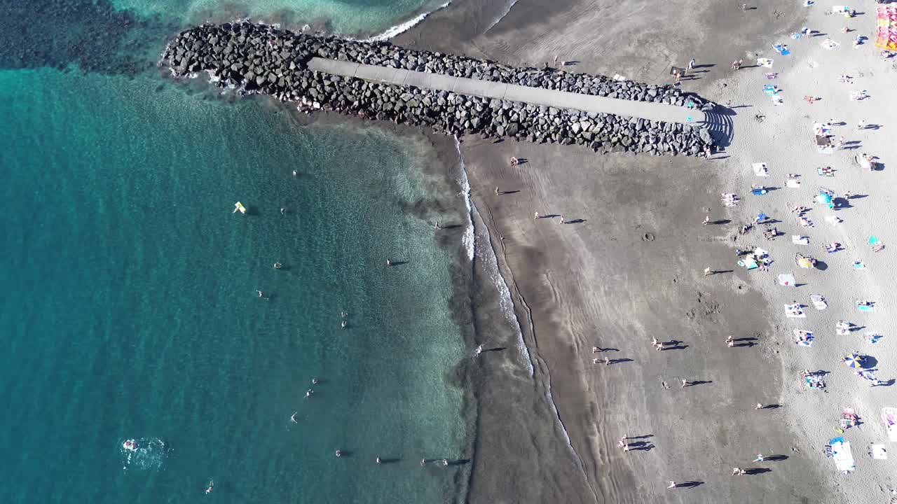 playa de tenerife isla de las canarias, playa de fanabe vista aérea por avión no tripulado