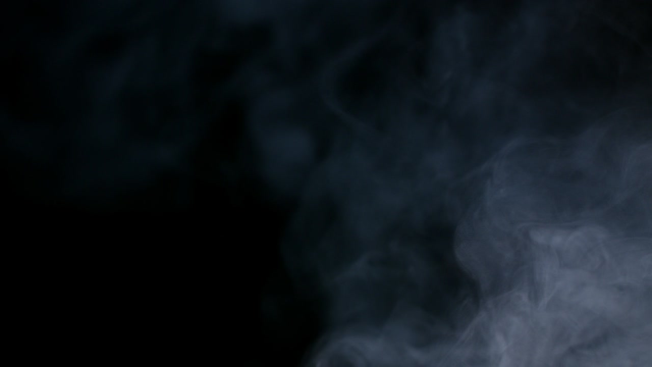 Fumo bianco isolato su sfondo nero