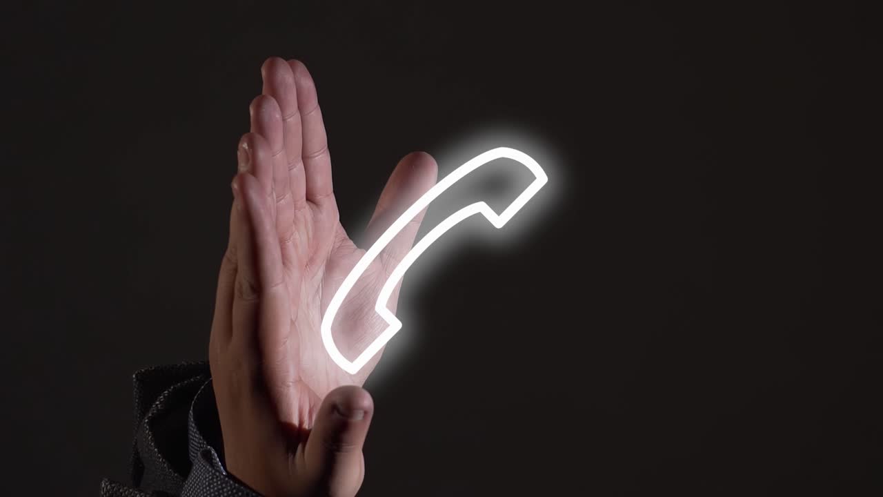 manos revelan teléfono virtual: una nueva forma de conectarse