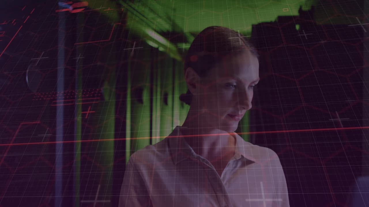 animación del procesamiento de datos sobre la trabajadora de la sala de servidores caucásica