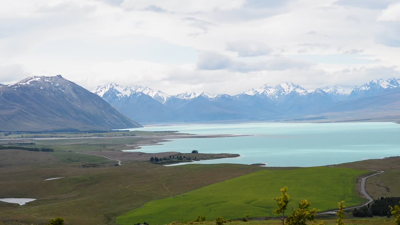 마운트 존 정상에서 본 배경에 눈 덮인 산맥이 있는 테카포 호수