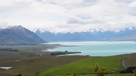 Lake-Tekapo-Mit-Schneebedeckter-Bergkette-Im-Hintergrund-Von-Der-Spitze-Des-Mount-John-Aus-Gesehen