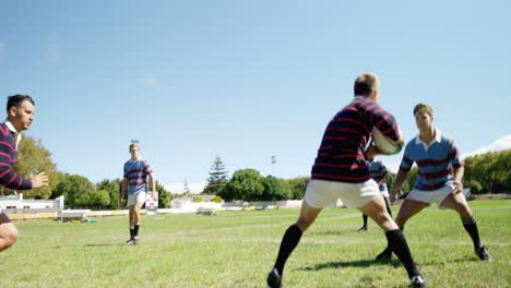 Rugbyspieler-üben,-Den-Ball-Zu-Verteidigen-4k-4k