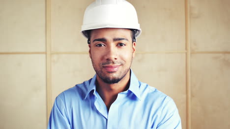 un capataz feliz con los brazos cruzados en la inspección del sitio de construcción