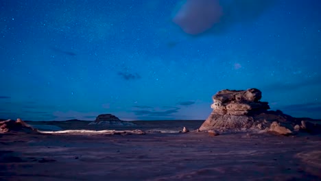 Panorámica-Del-Lapso-De-Tiempo-De-La-Vía-Láctea-En-El-Desierto-Desde-El-Crepúsculo-Para-Revelar-Las-Estrellas-Y-El-Núcleo