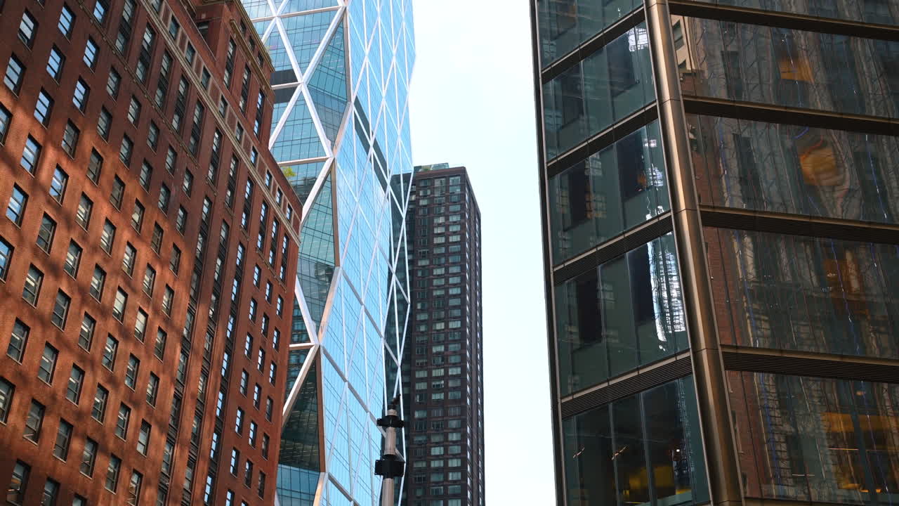 Edifícios históricos e modernos em Midtown Manhattan. Vista dos arranha-céus históricos de tijolos vermelhos e vidros modernos em Midtown, Nova York