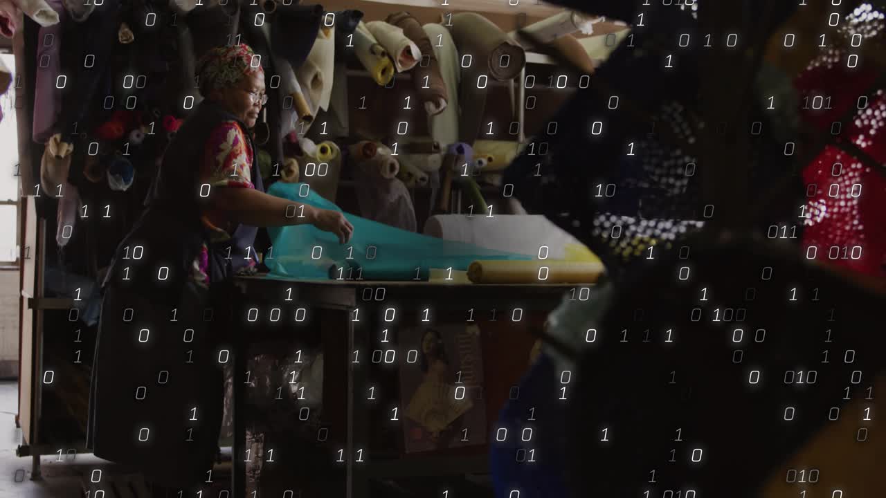 Couturière déroulant un tissu turquoise, coupant et générant une superposition de code binaire fusionnant la confection.