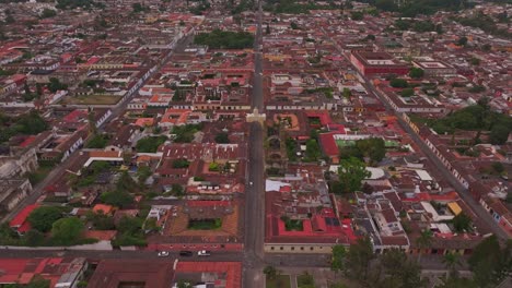 Reveal-shot-of-Antigua-city-with-the-Agua-Volcano-in-the-background,-aerial