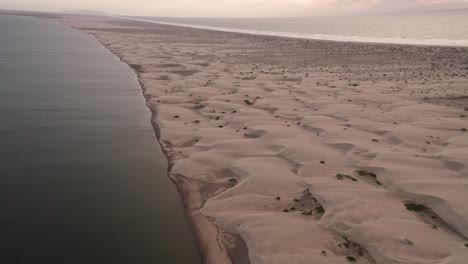 Luftdrohne-Weitwinkelaufnahme-Der-Wunderschönen-Dünensandlandschaft-Am-Tag