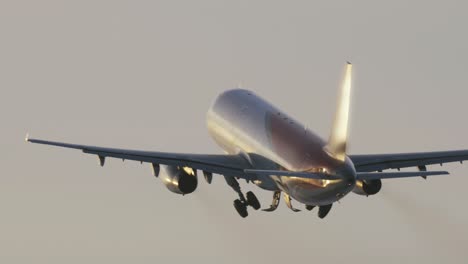 avión cerrando su tren de aterrizaje