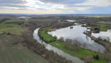 Gran-Casa-Del-Río-En-Imágenes-Aéreas-De-Invierno-Bedfordshire-4k