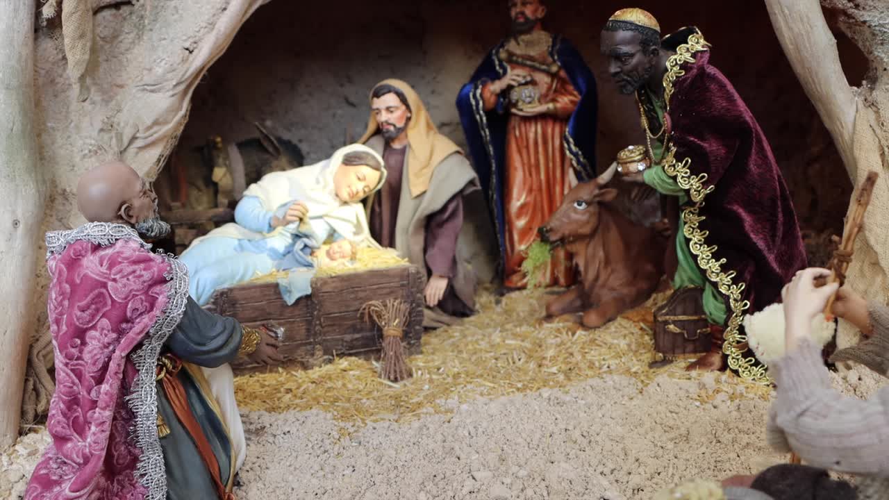 목자, 요셉, 예수, 마리아의 조명과 형상으로 손으로 만든 아름다운 탄생.