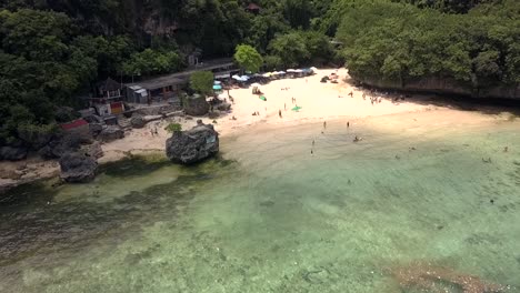 Impresionante-Playa-De-Padang-Padang,-Vista-Aérea-De-La-Playa-Hacia-Atrás