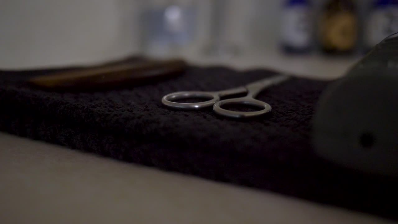 peine para el cuidado de la barba y el cabello para hombres, tijeras, cortaúñas y cepillo para la barba en el mostrador del baño