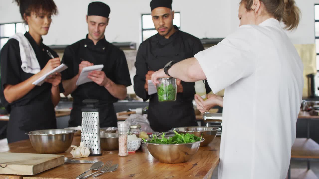 cocinera caucásica que enseña a un grupo diverso