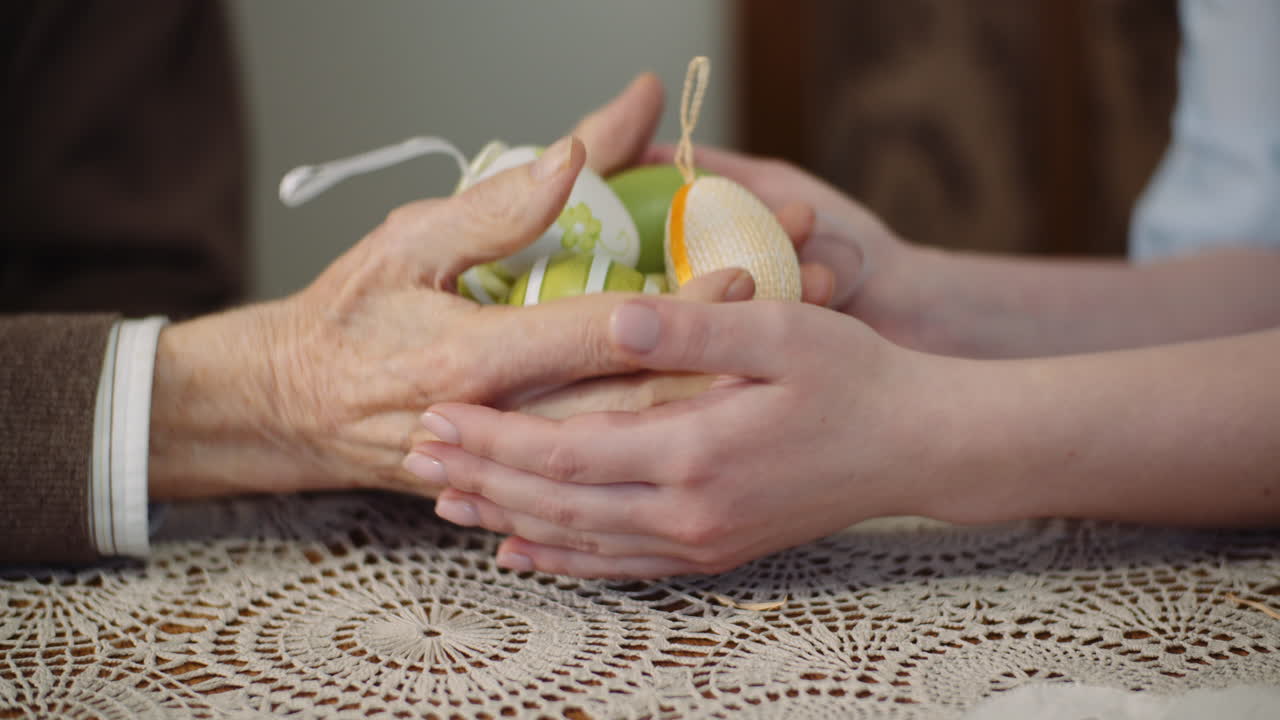 mujer y anciano sosteniendo huevos de pascua en las manos 1