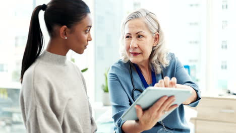 médico superior, tableta y paciente de consulta