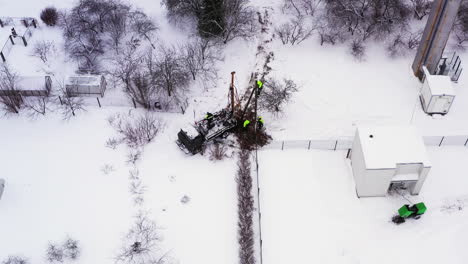 la compañía eléctrica reemplaza el viejo poste de electricidad en invierno, vista aérea