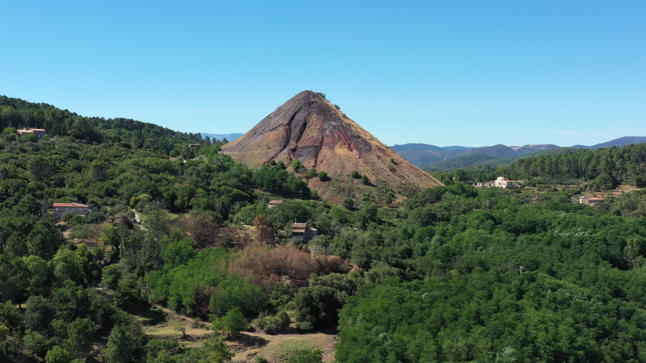 alés tiro aéreo hacia una punta de botín antiguo sitio minero. día soleado cielo azul