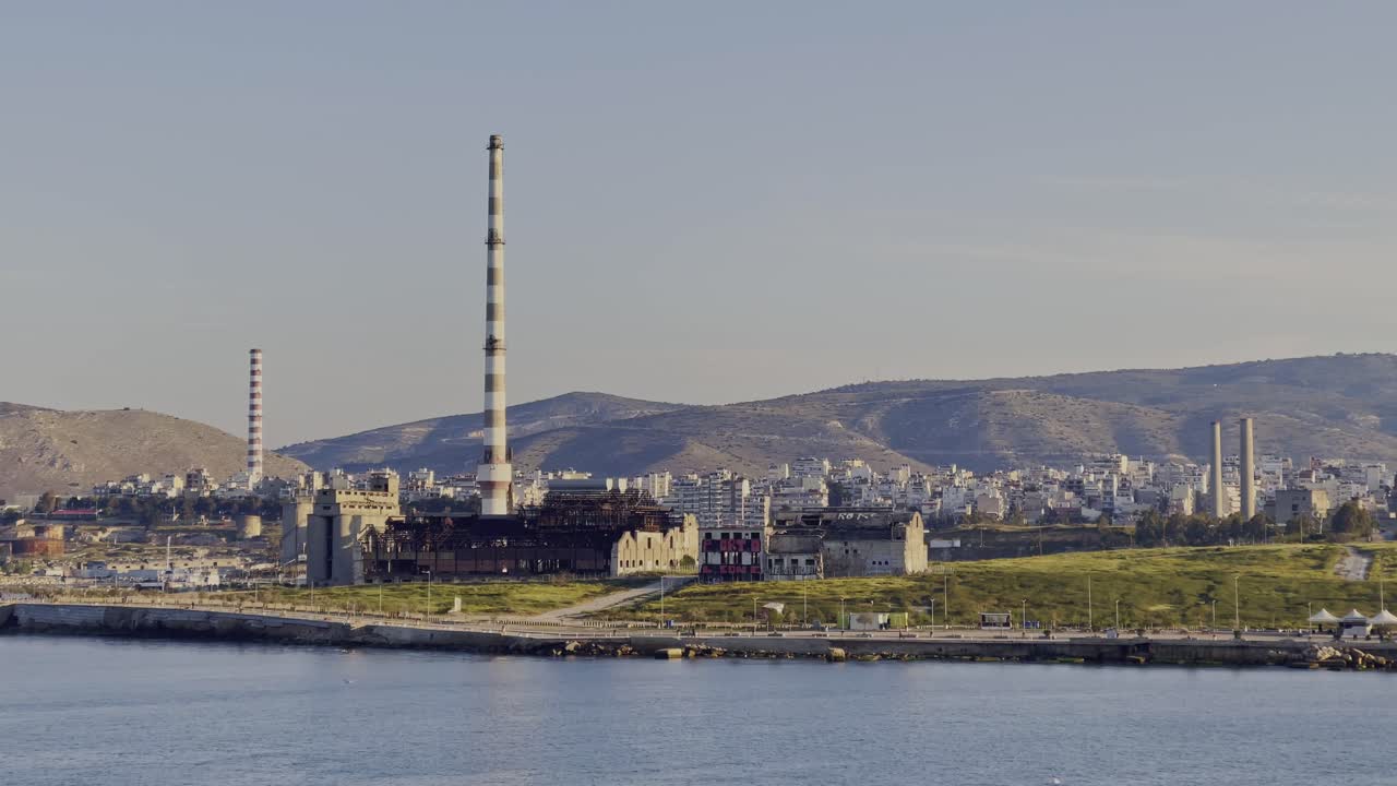 драпецона в пирее, греция, вид с движущегося корабля