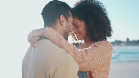 pareja, toque de la frente y playa con felicidad