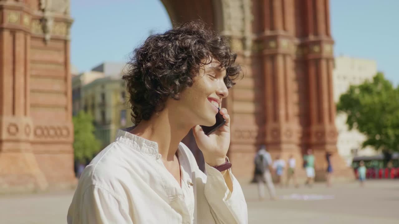 retrato de un hombre sonriente hablando por teléfono móvil al aire libre. hombre feliz terminando la llamada
