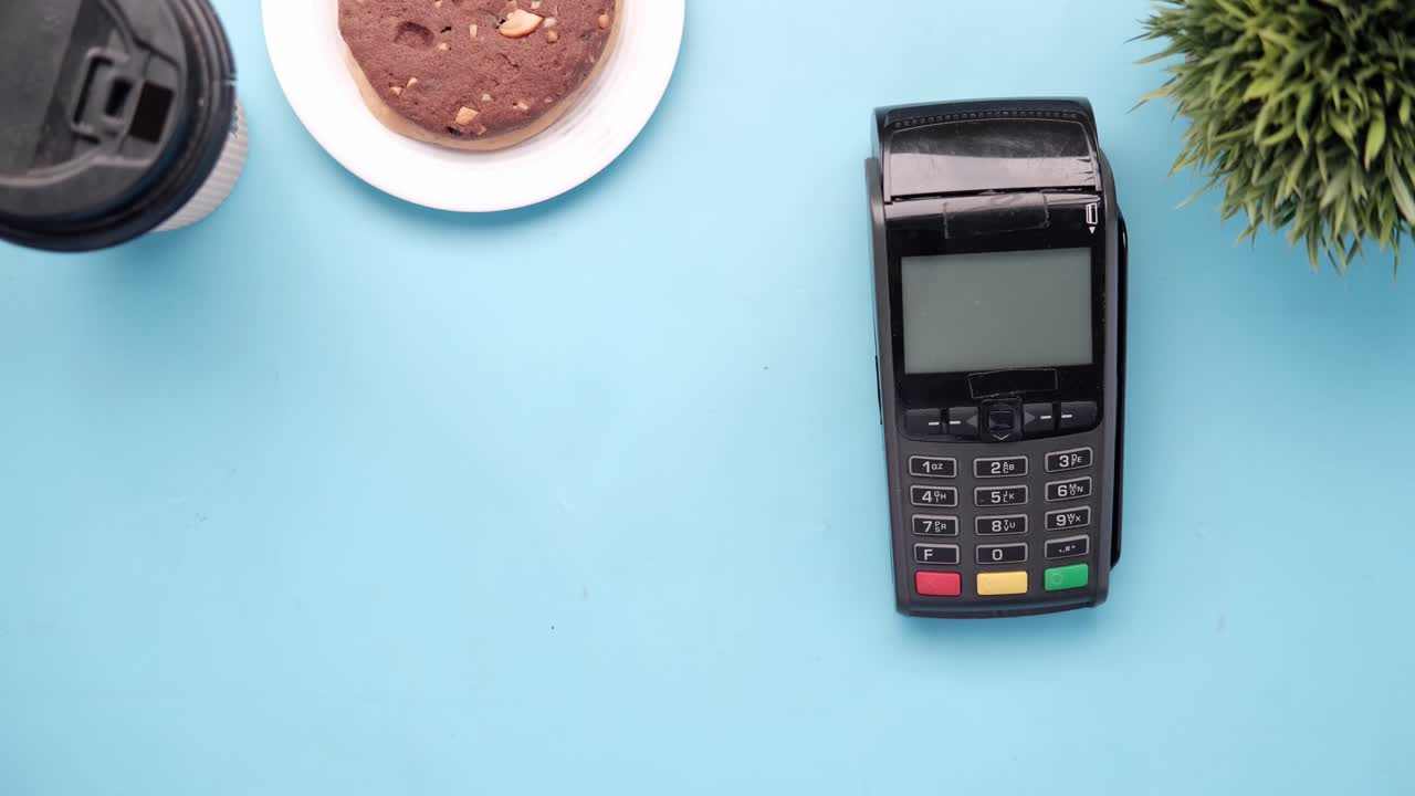pagando por café y galletas en una cafetería