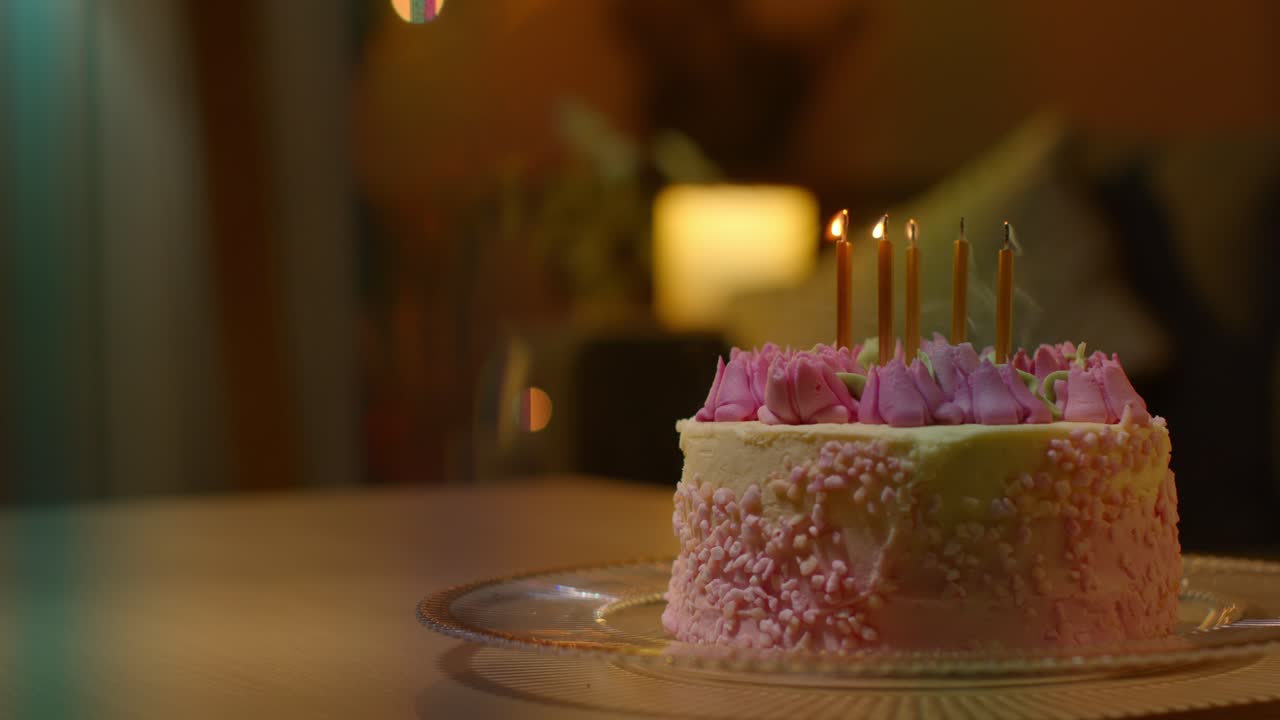 las velas se soplan en el pastel de celebración de la fiesta para el cumpleaños decorado con glaseado en la mesa en casa 2