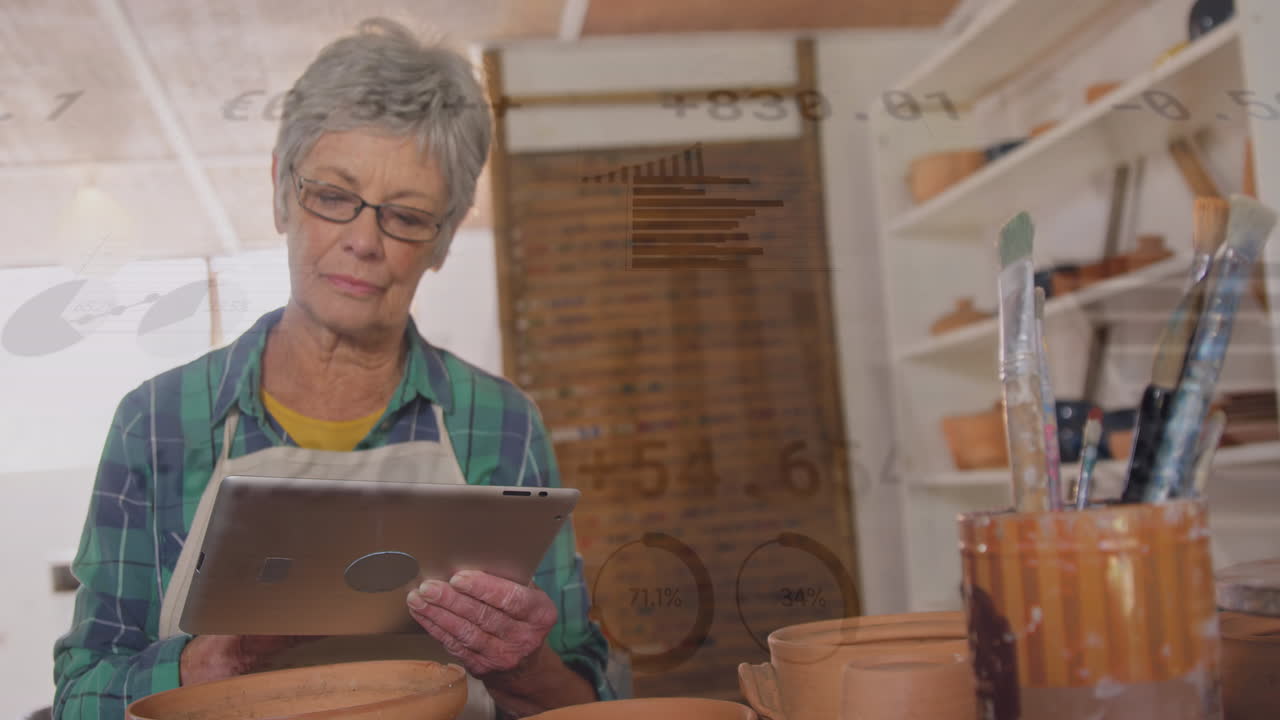 animación del procesamiento de datos financieros sobre una mujer caucásica mayor en el estudio de un pintor
