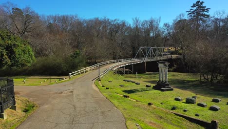 vista aérea del puente en el cementerio de atenas, georgia