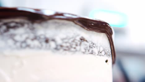 primer plano de la guinda de chocolate en la parte superior del pastel