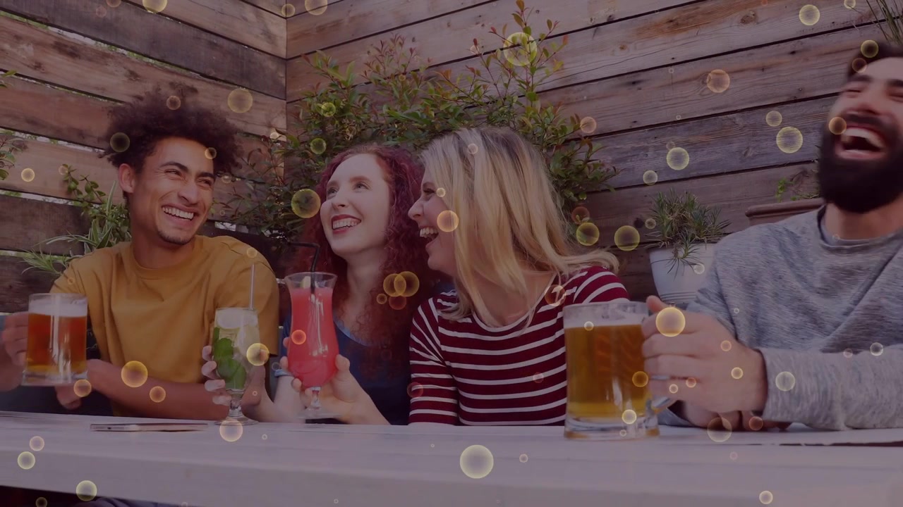 Fire voksne sitter og holder øl og cocktails, deler blikk og utløser et bobleoverlegg for markedsføring.