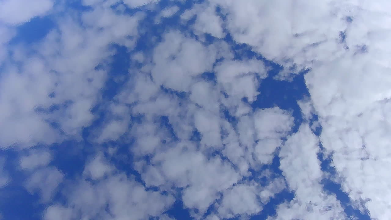 tomada de un avión no tripulado de una ilusión óptica hecha por la superficie de espejo de un lago y pequeños anillos hechos por peces pequeños