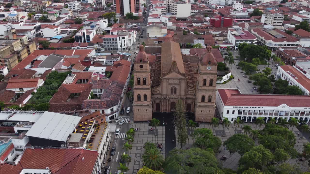 basílica católica y plaza central en la ciudad de bolivia, órbitas aéreas