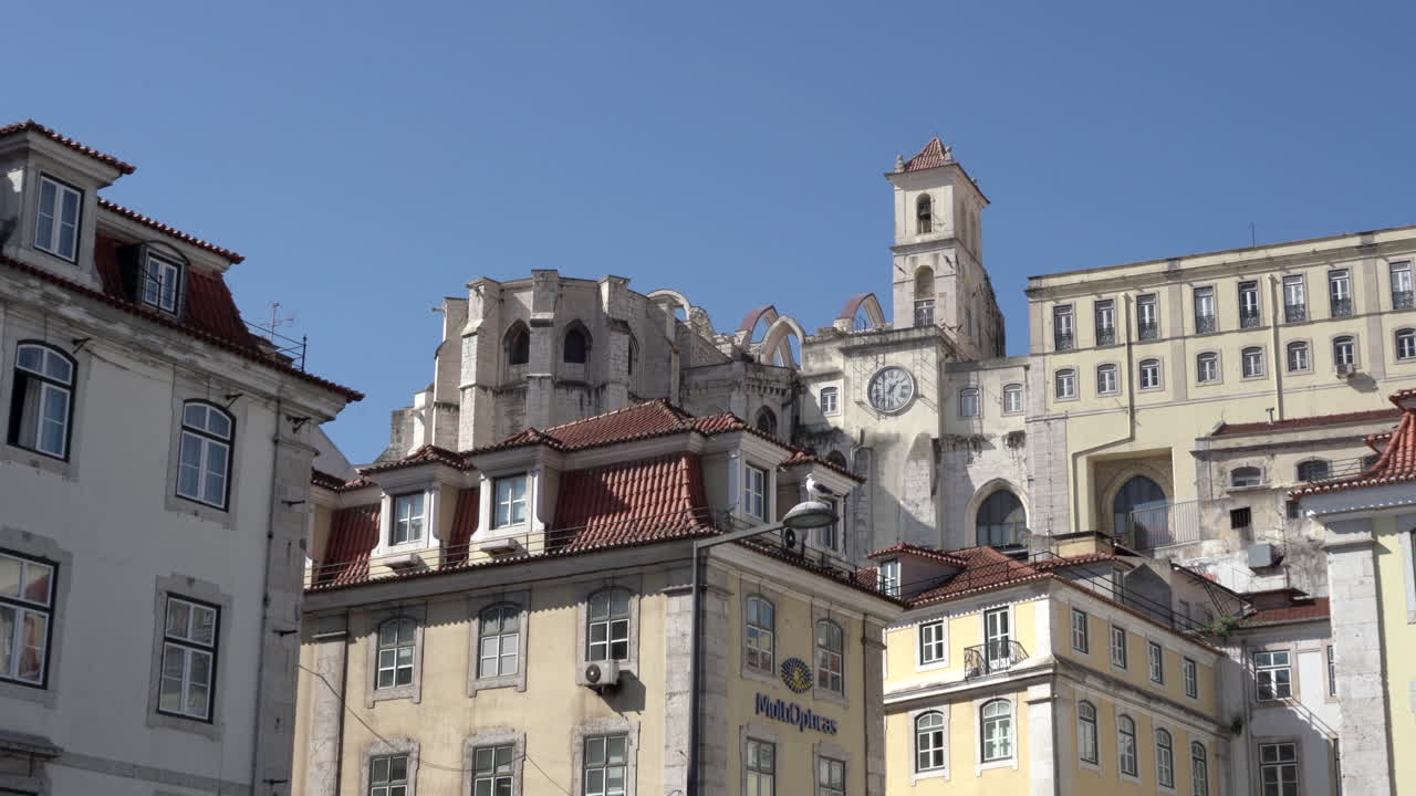 Lisbona, riprese con drone del Monastero del Carmo che si allontanano dalla vista dell'abside del Monastero, come si vede da Piazza Rossio