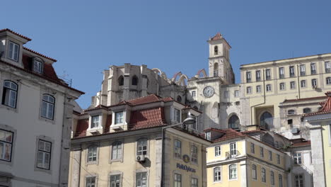 Lissabon,-Drohnenaufnahmen-Des-Klosters-Carmo,-Die-Aus-Der-Sicht-Des-Klosters-Auf-Die-Apsis-Vom-Rossio-Platz-Aus-Herauszoomen