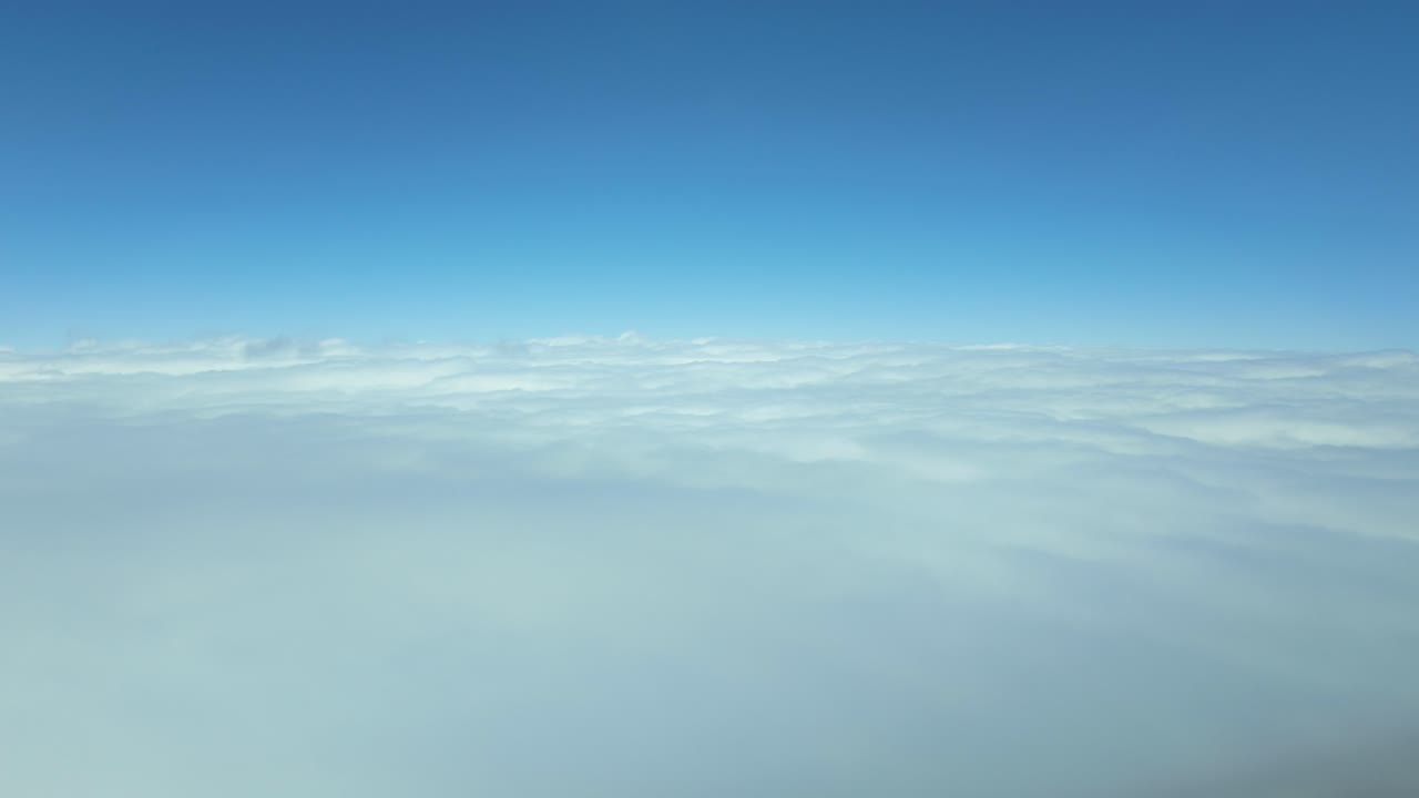 pov vuelo de velocidad supersónica penetrando las nubes