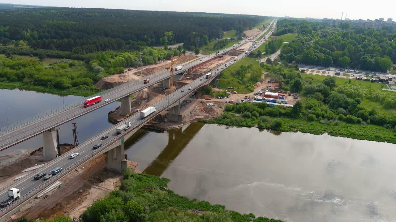 vista aérea panorámica de la construcción del puente a1 en la ciudad de kaunas