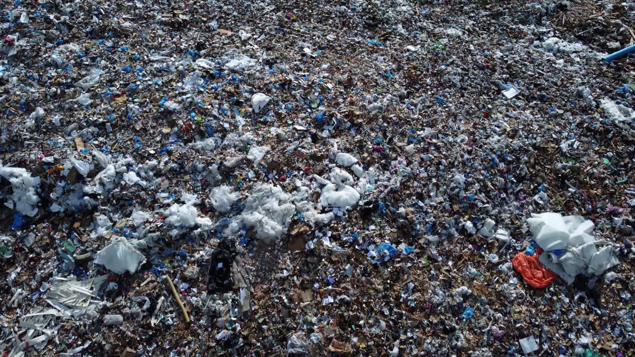 캘거리 쓰레기 매립지 에서 쓰레기 어리 들 을 드론 으로 보는 모습