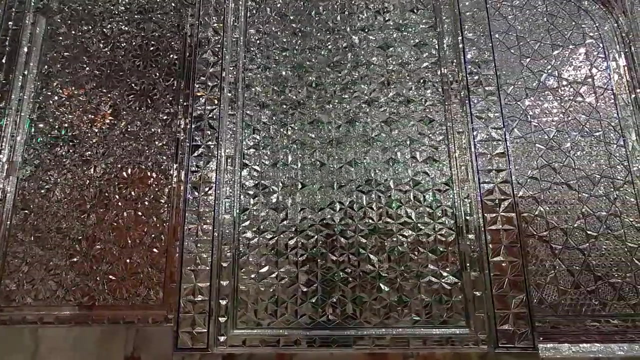Decorazione murale con intricato mosaico di specchi nell'architettura tradizionale persiana