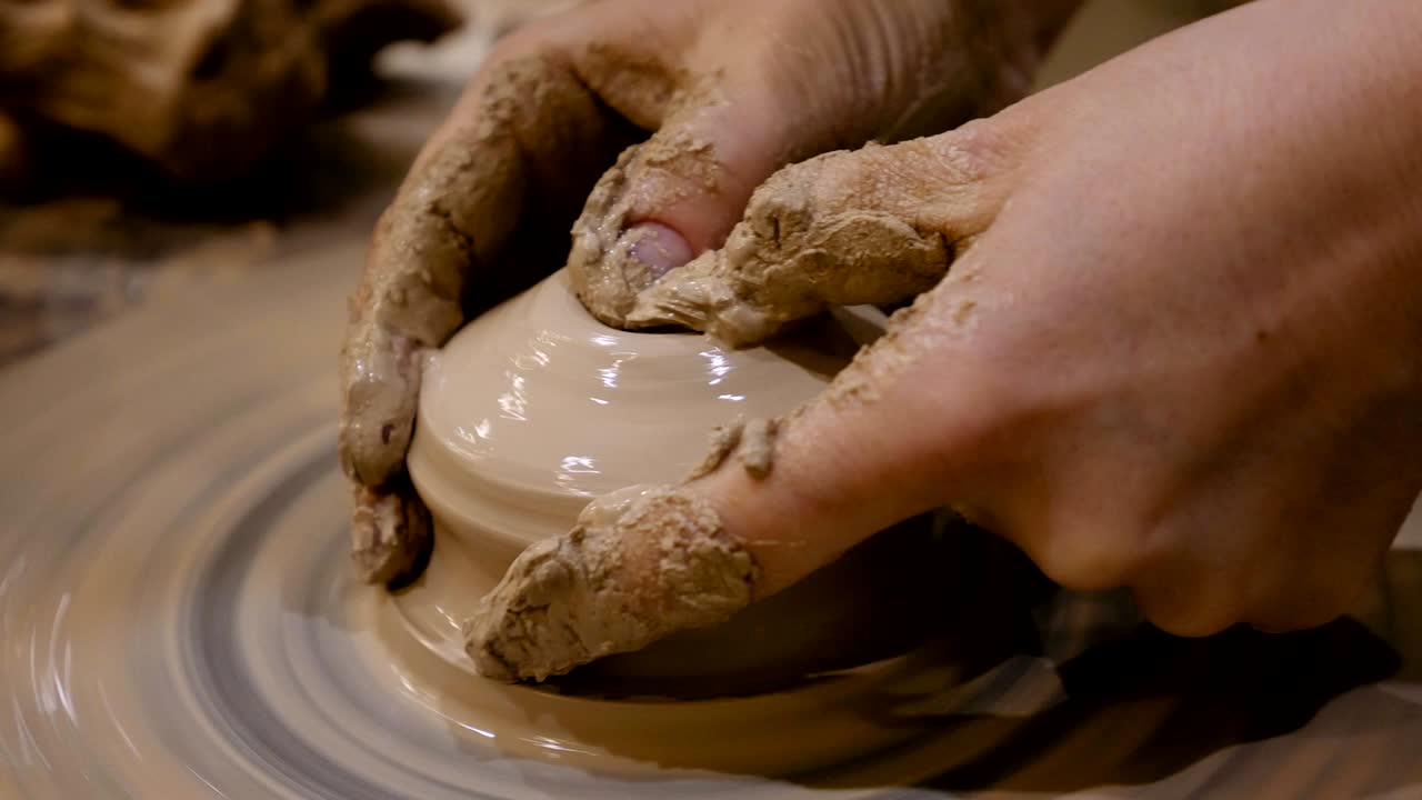 el alfarero está haciendo una olla de arcilla en la rueda del alfarero