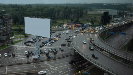 lapso de tiempo del tráfico en el cruce vista de la ciudad con pancarta en blanco