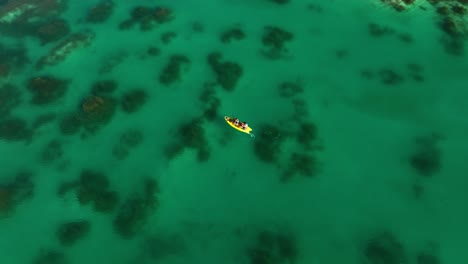 Vista-Aérea-Alrededor-De-La-Gente-Remando-En-El-Canal-Rápidos-De-Bacalar,-En-México---órbita,-Disparo-De-Drones