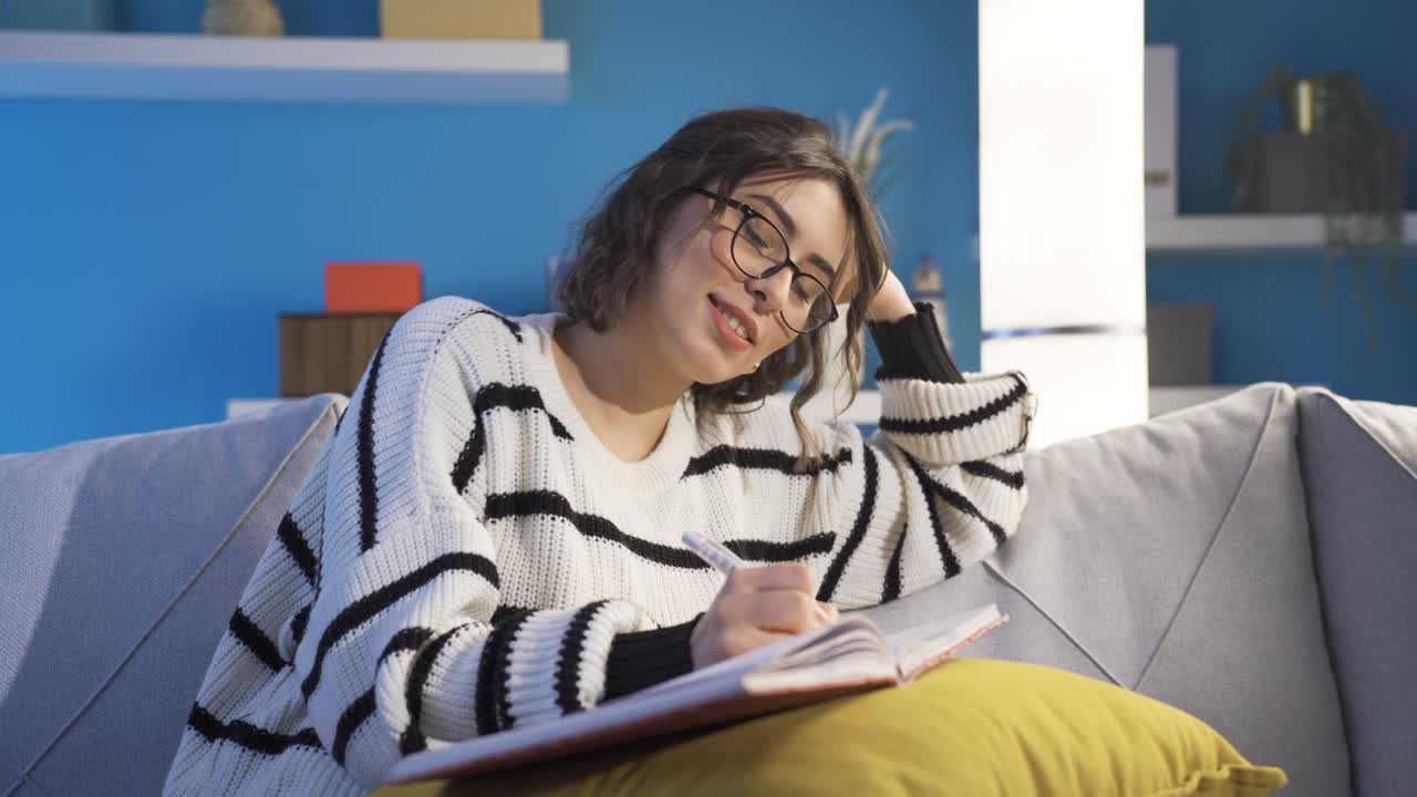 la mujer que escribe un diario.