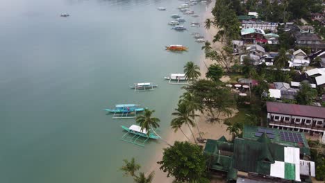 Barcos-Coloridos-Y-Pueblo-Pesquero-Tropical-Temprano-En-La-Mañana,-Port-Barton