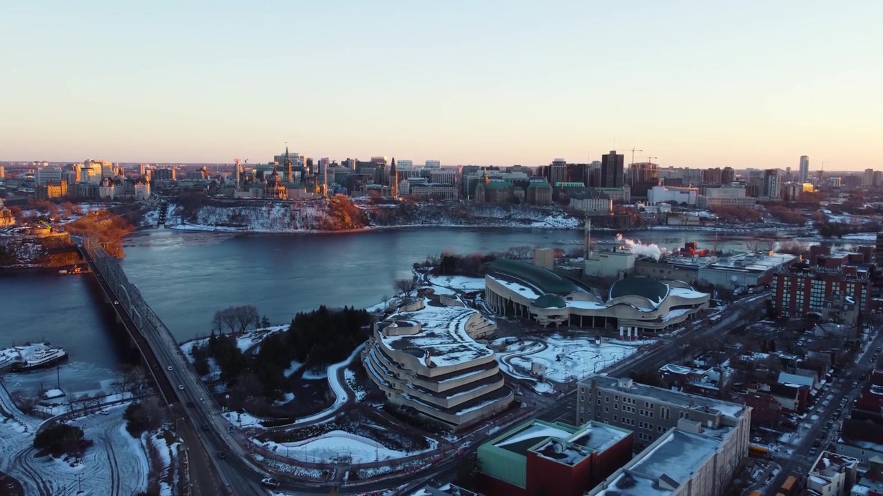 Panoramica aerea del Parlamento canadese e del centro di Ottawa e Gatineau da Hull in inverno al tramonto